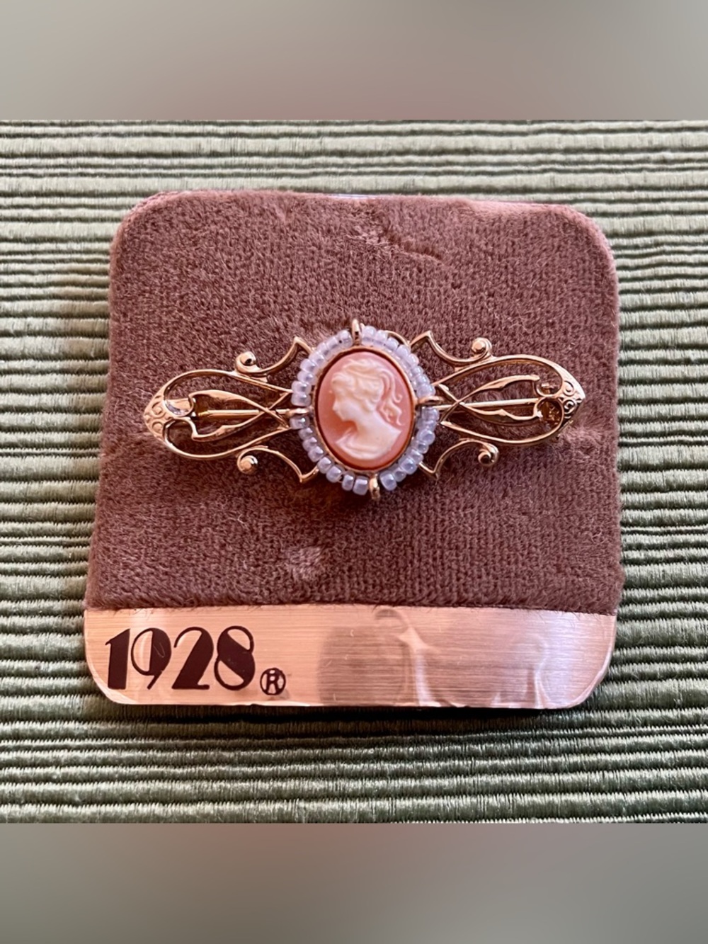 1928 Gold-Tone Pink Cameo Brooch with Pearl Halog